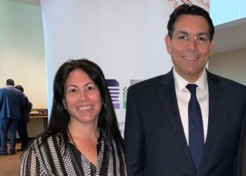 El embajador Danny Danon (R) y el diplomático Anat Fisher Tsin .. (crédito de la foto: CORTESÍA DE LA MISIÓN DE ISRAELÍ EN LA ONU)