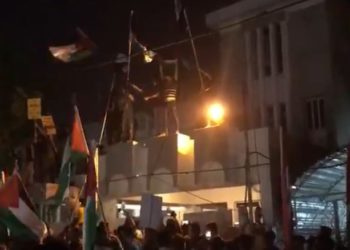 Protesters at the Bahrain embassy in Baghdad, Iraq, on Thursday June 27, 2019. (screen capture: twitter)