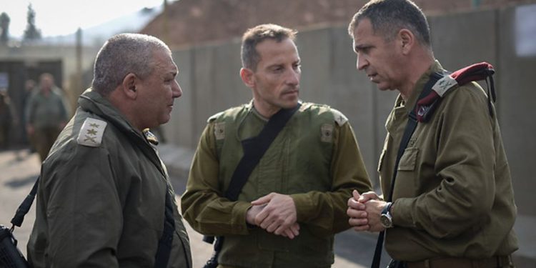 El ex Jefe de Estado Mayor de las FDI Gadi Eisenkot, a la izquierda, habla con el comandante de la División Galil, Amir Baram, y el jefe del Comando del Norte, Aviv Kochavi (derecha),