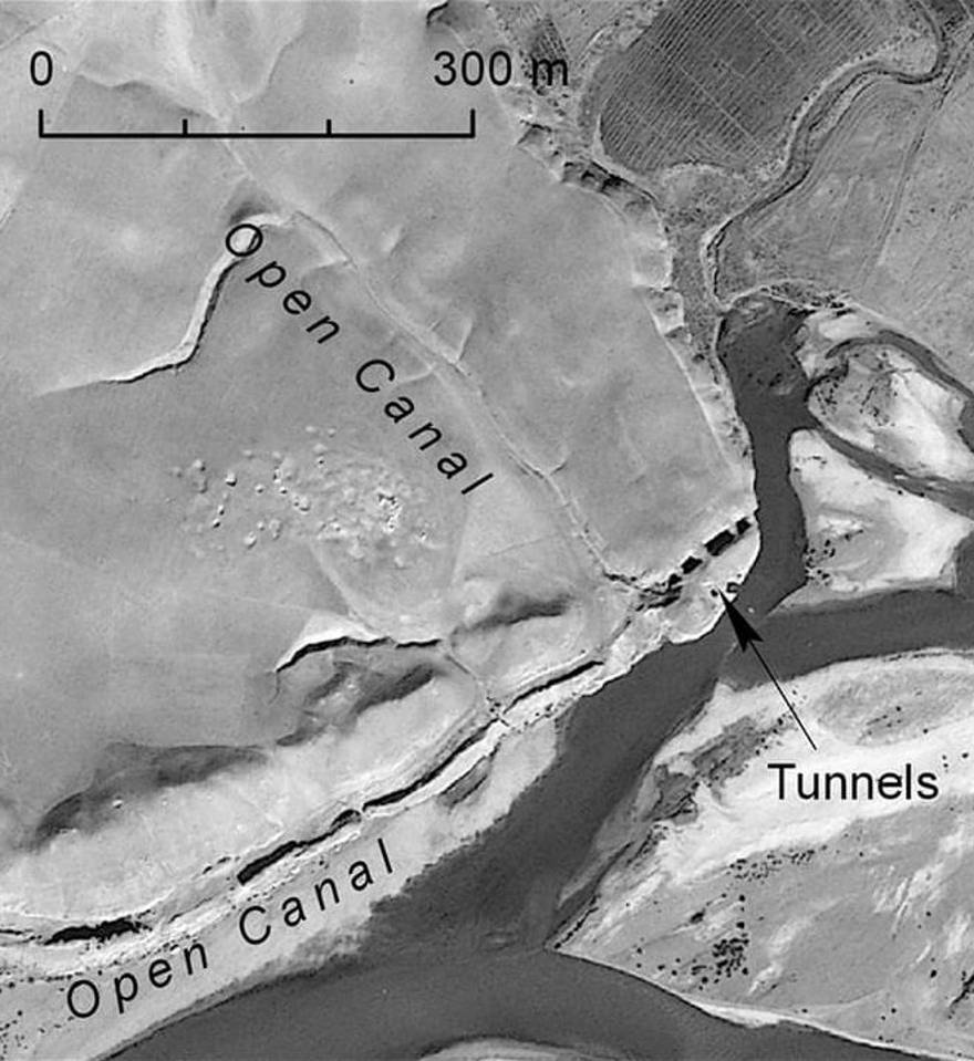 Fotografía U2 de los canales, túneles y sitios asirios en Negub, Irak, desde la Misión 8648 el 30 de octubre de 1959 (NARA)