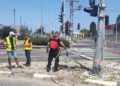 Los trabajadores del ministerio del medio ambiente de Israel rocían agua en las alcantarillas de un área comercial que intenta dispersar el gas explosivo que se filtró de las refinerías químicas de la Bahía de Haifa, el 18 de mayo de 2019. (Ministerio de Protección Ambiental)