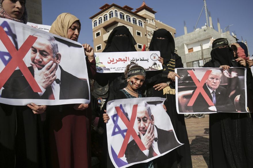 Las mujeres palestinas que apoyan al grupo terrorista Jihad Islámico llevan carteles del presidente de los EE. UU. Donald Trump y del primer ministro Benjamin Netanyahu durante una protesta contra el taller económico de Bahrein en la ciudad de Rafah, en el sur de la Franja de Gaza, el 18 de junio de 2019 (Dijo KHATIB / AFP)