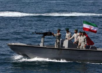 Soldados iraníes en el estrecho de Ormuz, que separa el golfo del mar de Omán | Foto: AFP / Atta Kenare