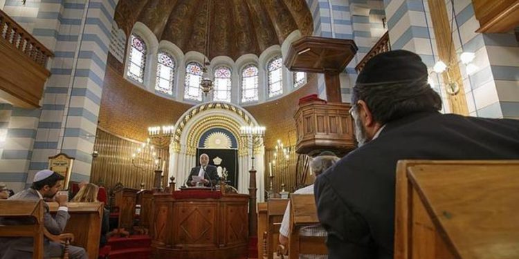 Hombre armado con cuchillos intenta entrar en sinagoga en Bélgica