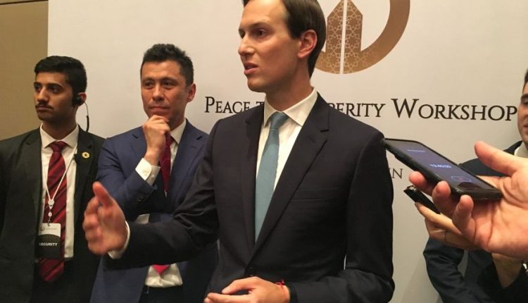 Jared Kushner, yerno del presidente de los EE. UU. Donald Trump, habla con los reporteros mientras cierra la conferencia económica de Oriente Medio patrocinada por los EE. UU. "Peace to Prosperity Workshop" en la capital de Bahrein, Manama, el 26 de junio de 2019. (SHAUN TANDON / AFP)