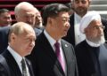 El presidente ruso Vladimir Putin, el líder chino Xi Jinping y el presidente iraní Hassan Rouhani caminan mientras asisten a una reunión del Consejo de Jefes de Estado de la Organización de Cooperación de Shanghai (SCO) en Bishkek el 14 de junio de 2019. (Vyacheslav Oseledko / AFP / Getty Images)
