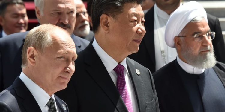 El presidente ruso Vladimir Putin, el líder chino Xi Jinping y el presidente iraní Hassan Rouhani caminan mientras asisten a una reunión del Consejo de Jefes de Estado de la Organización de Cooperación de Shanghai (SCO) en Bishkek el 14 de junio de 2019. (Vyacheslav Oseledko / AFP / Getty Images)