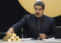 El presidente de Venezuela, Nicolás Maduro, toca una barra de oro mientras habla en una reunión con los ministros responsables del sector económico en el Palacio de Miraflores en Caracas, Venezuela, 22 de marzo de 2018. Crédito: REUTERS / Marco Bello / Foto de archivo