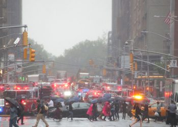 Helicóptero se estrella contra rascacielos en el centro de Manhattan