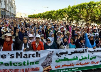 Rabat, Marruecos - Miles de personas protestaron el domingo en Marruecos contra una conferencia en Bahrein en la que se presentará el aspecto económico del plan dirigido por Estados Unidos para la paz entre Israel y los palestinos. Los manifestantes se reunieron en la capital Rabat, quemando la bandera israelí cerca del parlamento marroquí y gritando: “¡Muerte a Israel!” y “¡Muerte a los Estados Unidos!”. Los aspectos económicos del plan americano llamado “Paz para la Prosperidad” serán discutidos en la reunión de Manama el martes y el miércoles. Otras consignas condenaban a los “regímenes árabes traidores” que planeaban asistir a la conferencia, entre ellos Arabia Saudí y los Emiratos Árabes Unidos. Estados Unidos anunció el 12 de junio que Marruecos será uno de los varios países que participará en la cumbre de paz. Rabat siguió siendo madre en esta cuestión. El sábado, la Casa Blanca dio a conocer detalles importantes, incluyendo la meta de atraer más de 50.000 millones de dólares en inversiones. La Casa Blanca dio a conocer detalles clave, incluyendo la meta de atraer más de 50.000 millones de dólares en inversiones y crear más de un millón de empleos para los palestinos en 10 años. Sin embargo, la Autoridad Palestina está boicoteando el evento, y el presidente palestino, Mahmoud Abbas, rechazó el sábado un plan económico que, según él, “no debería discutirse” en ausencia de una solución política.