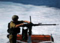 Un soldado israelí de la marina carga una ametralladora mientras participa en un simulacro practicando la defensa de las fronteras de Israel, en el mar Mediterráneo, frente a las costas de Ashdod, sur de Israel, 14 de noviembre de 2017 .. REUTERS)