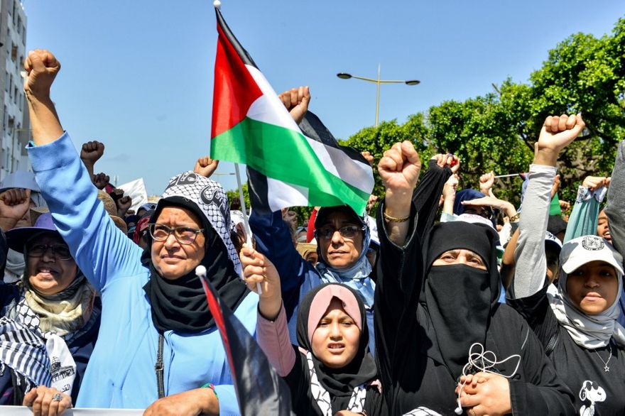 Las mujeres corean consignas y gestos mientras marchan con banderas palestinas durante una manifestación en la capital marroquí de Rabat el 23 de junio de 2019 contra la conferencia económica dirigida por Estados Unidos en Bahrein con el objetivo declarado de lograr la prosperidad palestina. (AFP)
