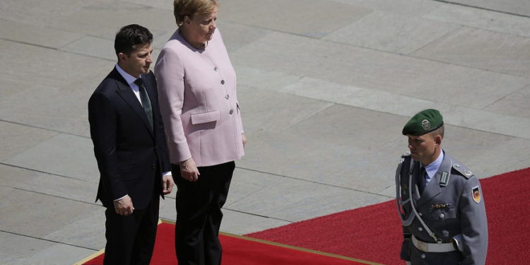 El presidente de Ucrania, Volodymyr Zelensky, camina en la alfombra roja durante una ceremonia de bienvenida de la canciller alemana, Angela Merkel, antes de una reunión en la cancillería en Berlín, Alemania, el 18 de junio de 2019. (AP Photo / Markus Schreiber)