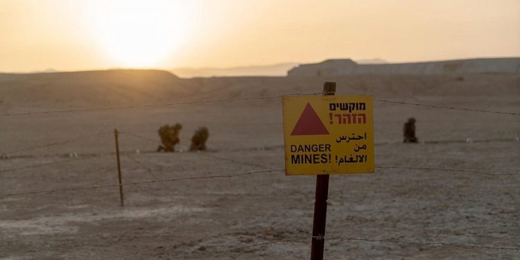 Vista de una señal de advertencia de minas en el área del valle del Jordán. Crédito: Unidad de Portavoces de las FDI.