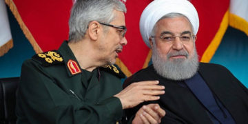 El presidente iraní, Hassan Rouhani, a la derecha, escucha al comandante militar superior de Irán, Mohammad Bagheri, en un desfile que conmemora el Día del Ejército Nacional frente al santuario del ayatolá Ruhollah Jomeini en las afueras de Teherán el 18 de abril | Foto: AP