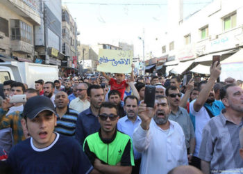 Los miembros de la Hermandad Musulmana gritan consignas durante una protesta contra el cierre de la mezquita al-Aqsa, que los policías israelíes cerraron para adorar, en la capital Amman, Jordania el 15 de julio de 2017. (Salah Malkawi - Agencia Anadolu)