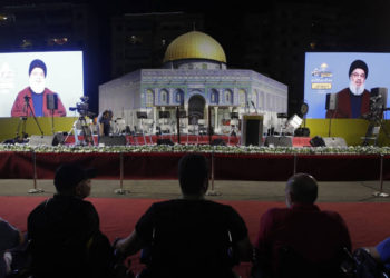 Musulmanes chiítas libaneses escuchan un discurso del jefe del grupo terrorista Hezbolá, Hassan Nasrallah, transmitido en dos pantallas grandes con una réplica de la mezquita Dome of the Rock, durante el Día Internacional al-Quds (Jerusalén), en un suburbio del sur. de la capital Beirut el 31 de mayo de 2019 (Anwar AMRO / AFP)