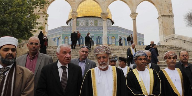 El ministro de Relaciones Exteriores de Omán, Yusuf bin Alawi, en el centro, visitó el Monte del Templo en Jerusalén en 2018 | Foto: AFP / Ahmad Gharabli