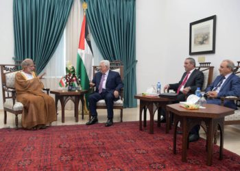 El presidente de la Autoridad Palestina, Mahmoud Abbas, y el ministro de Relaciones Exteriores de Omán, Yusuf bin Alawi, se reunieron en Ramallah el 31 de octubre de 2018. (Crédito: Wafa)