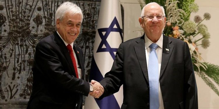 El presidente Reuven Rivlin y su homólogo chileno, Sebastián Piñera, se dan la mano antes de su reunión en la residencia del presidente en Jerusalén el 26 de junio de 2019. (Gali TIbbon / AFP)