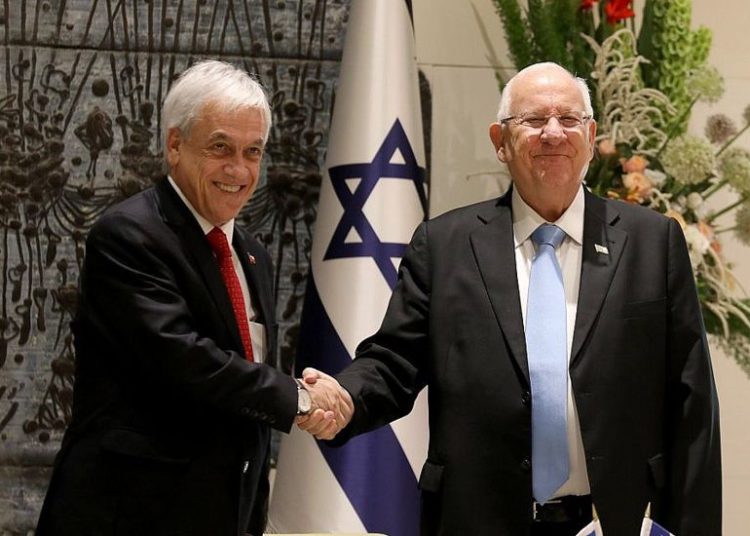 El presidente Reuven Rivlin y su homólogo chileno, Sebastián Piñera, se dan la mano antes de su reunión en la residencia del presidente en Jerusalén el 26 de junio de 2019. (Gali TIbbon / AFP)