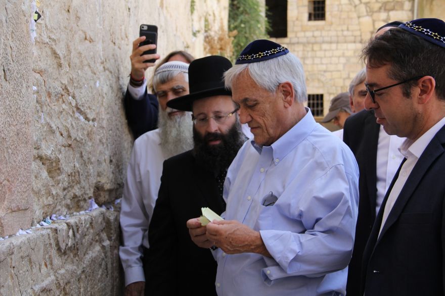 El presidente de Chile, Sebastián Piñera, en el centro de la camisa azul, visita el Muro Occidental en Jerusalén el 24 de junio de 2019, con su esposa y una delegación como parte de una visita de estado a Israel. (Cortesía de Western Wall Heritage Foundation)