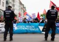 Manifestantes se manifiestan contra la marcha del Día al-Quds en Berlín, 11 de julio de 2015 - Gregor Fischer / alianza de imágenes a través de Getty Images