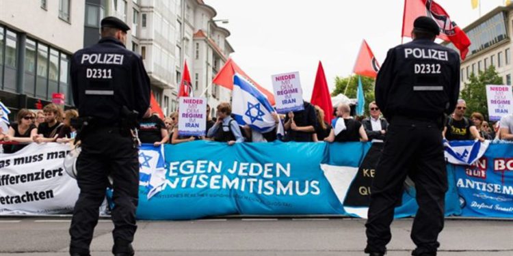 Manifestantes se manifiestan contra la marcha del Día al-Quds en Berlín, 11 de julio de 2015 - Gregor Fischer / alianza de imágenes a través de Getty Images
