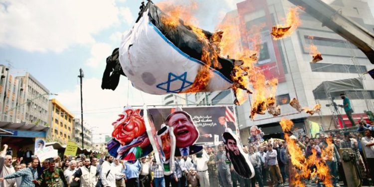 Los manifestantes queman una bandera israelí en la manifestación del “Día de Quds” de 2019 en Teherán. Foto: Reuters / Meghdad Madali.
