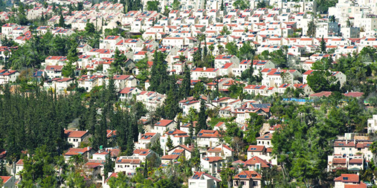 Una vista general del vecindario de Ramot, la mayor parte de la cual se encuentra sobre la Línea Verde. (Yonatan Sindel / Flash90)