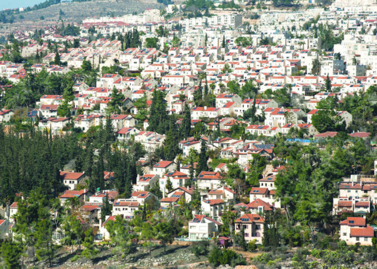 Una vista general del vecindario de Ramot, la mayor parte de la cual se encuentra sobre la Línea Verde. (Yonatan Sindel / Flash90)