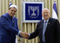 El presidente Reuven Rivlin se encuentra con el imán francés Hassan Chalgoumi en Jerusalén, 16 de junio de 2019. (Mark Neiman / GPO)