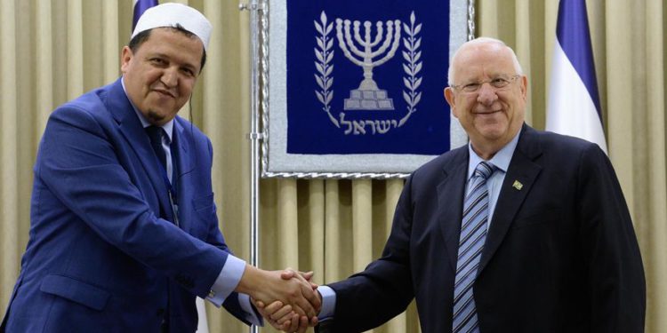El presidente Reuven Rivlin se encuentra con el imán francés Hassan Chalgoumi en Jerusalén, 16 de junio de 2019. (Mark Neiman / GPO)