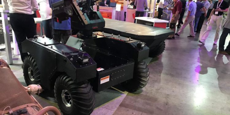 El stand de Gahat muestra vehículos no tripulados y robots como el sistema de armas General Robotics Pitbull. (Crédito de la foto: SETH J. FRANTZMAN)