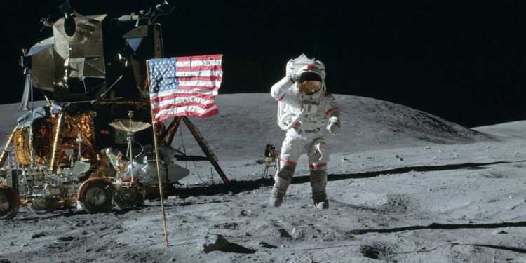 En una breve ceremonia celebrada el 19 de abril de 1970, Israel recibió un raro regalo: dos rocas lunares traídos en la exitosa misión Apolo 11