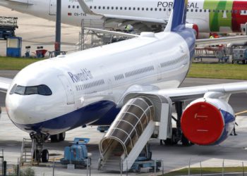 Un avión comercial de pasajeros de Rwandair aparece en Blagnac, cerca de Toulouse. (Crédito de la foto: REGIS DUVIGNAU / REUTERS)