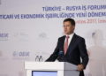 El ministro de energía ruso, Alexander Novak, pronuncia un discurso en el foro de negocios Turquía-Rusia en Izmir, Turquía, el 18 de agosto de 2017 [Agencia Cem Öksüz / Anadolu]