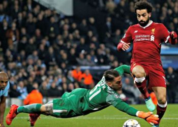 El delantero del Liverpool, Mohamed Salah, anota ante el Manchester City en la UEFA Champions League. Foto: Reuters / Andrew Yates.