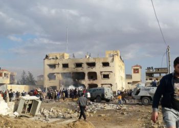 Ilustrativo: los egipcios se reúnen en el lugar después de un bombardeo que golpeó una estación de policía principal en la capital de la provincia norteña de Sinaí en El-Arish, Egipto, 12 de abril de 2015. (Muhamed Sabry / AP)
