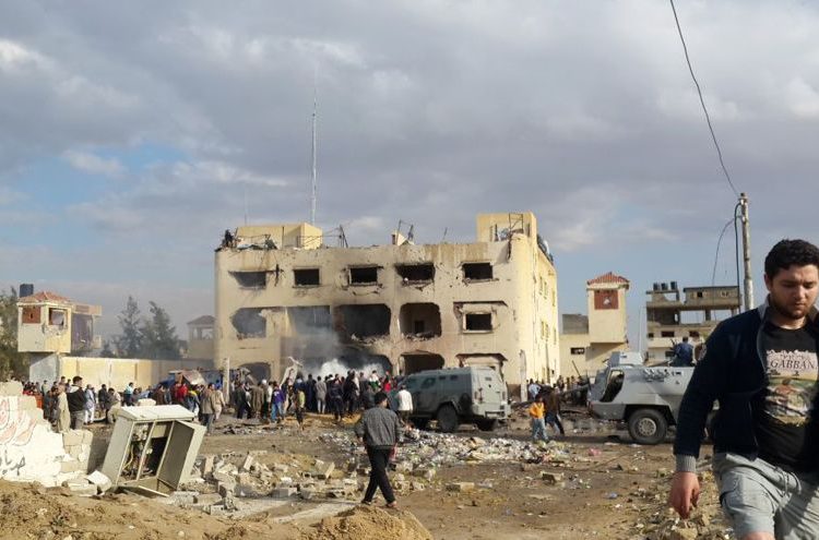 Ilustrativo: los egipcios se reúnen en el lugar después de un bombardeo que golpeó una estación de policía principal en la capital de la provincia norteña de Sinaí en El-Arish, Egipto, 12 de abril de 2015. (Muhamed Sabry / AP)