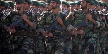 Miembros de la Guardia Revolucionaria de Irán marchan durante un desfile militar para conmemorar la guerra entre Irán y Irak de 1980-88 en Teherán. (Crédito de la foto: MORTEZA NIKOUBAZI / REUTERS)