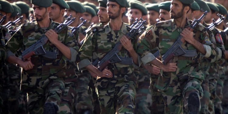 Miembros de la Guardia Revolucionaria de Irán marchan durante un desfile militar para conmemorar la guerra entre Irán y Irak de 1980-88 en Teherán. (Crédito de la foto: MORTEZA NIKOUBAZI / REUTERS)