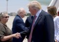 El presidente de los EE. UU., Donald Trump (R), le da la mano a la esposa del presidente Reuven Rivlin, Nechama, cuando llega al aeropuerto Ben Gurion el 22 de mayo de 2017, para su primera visita oficial a Israel desde que se convirtió en presidente de los EE. UU. (Avi Ohayon / GPO)