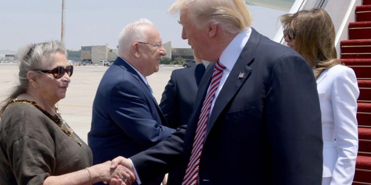 El presidente de los EE. UU., Donald Trump (R), le da la mano a la esposa del presidente Reuven Rivlin, Nechama, cuando llega al aeropuerto Ben Gurion el 22 de mayo de 2017, para su primera visita oficial a Israel desde que se convirtió en presidente de los EE. UU. (Avi Ohayon / GPO)