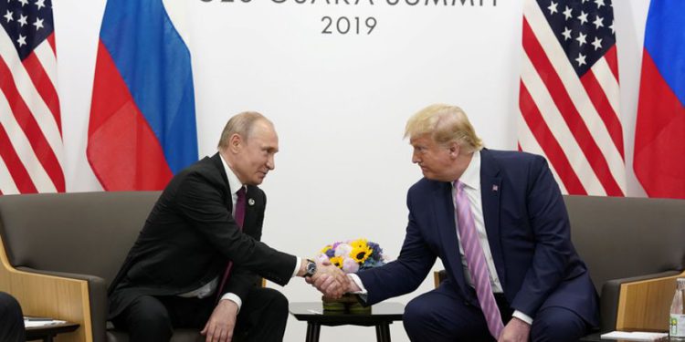 El presidente de Estados Unidos, Donald Trump, a la derecha, se reúne con el presidente ruso Vladimir Putin durante una reunión bilateral al margen de la cumbre del G-20 en Osaka, Japón, el 28 de junio de 2019. (Foto AP / Susan Walsh)