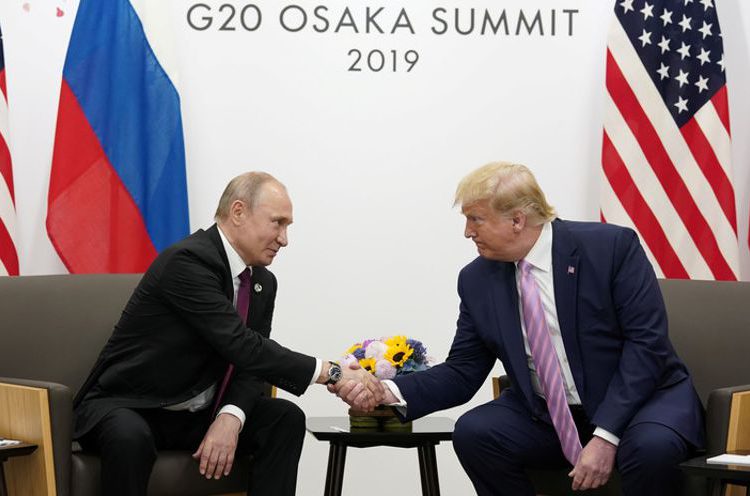 El presidente de Estados Unidos, Donald Trump, a la derecha, se reúne con el presidente ruso Vladimir Putin durante una reunión bilateral al margen de la cumbre del G-20 en Osaka, Japón, el 28 de junio de 2019. (Foto AP / Susan Walsh)