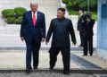 El líder de Corea del Norte, Kim Jong Un, a la derecha, y el Presidente de los Estados Unidos, Donald Trump, cruzan al sur de la Línea de Demarcación Militar que divide a Corea del Norte y del Sur, luego de que Trump se acercó brevemente al lado norte, en el Área de Seguridad Conjunta (JSA) de Panmunjom en el Zona desmilitarizada (DMZ) el 30 de junio de 2019. (Brendan Smialowski / AFP)