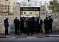 Hombres ultraortodoxos en la puerta cerrada de la Tumba de los Reyes, propiedad y administrada por el Consulado de Jerusalem en el este de Jerusalem, el 24 de enero de 2019. (THOMAS COEX / AFP)