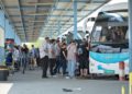Los visitantes suben a un autobús en el cruce fronterizo del puente Allenby | De archivo: Moshe Shai