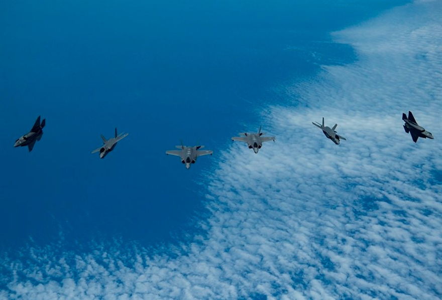 Los cazas de combate F-35 de Israel, Estados Unidos y el Reino Unido participan en un ejercicio aéreo sobre el mar Mediterráneo el 25 de junio de 2019. (Fuerzas de Defensa de Israel)